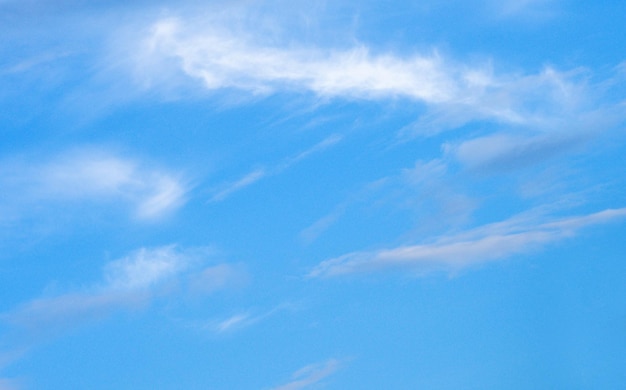 nuages ​​blancs dans le ciel bleu