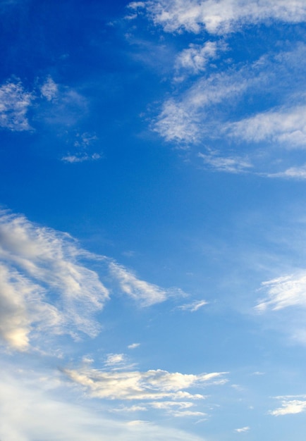 nuages ​​blancs dans le ciel bleu