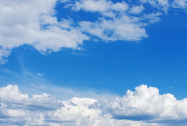 Des nuages blancs dans le ciel bleu