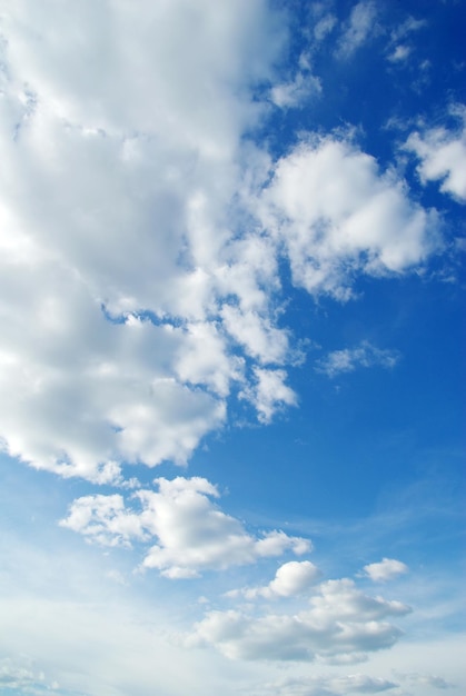 nuages ​​blancs dans le ciel bleu