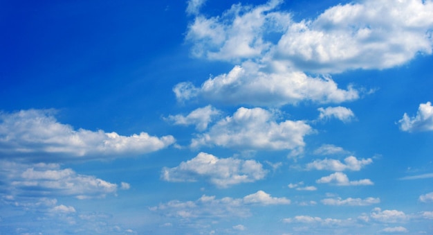 nuages ​​blancs dans le ciel bleu