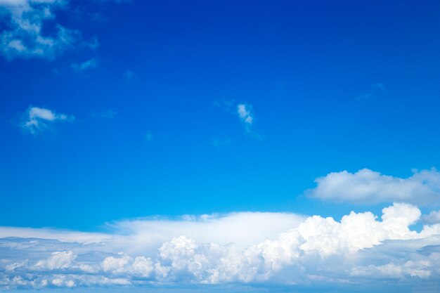 Nuages blancs dans le ciel bleu