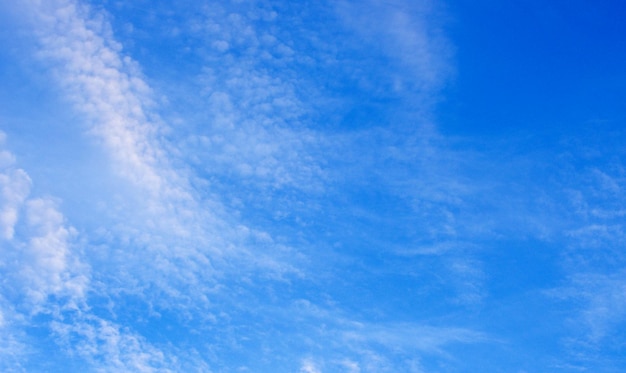 nuages ​​blancs dans le ciel bleu