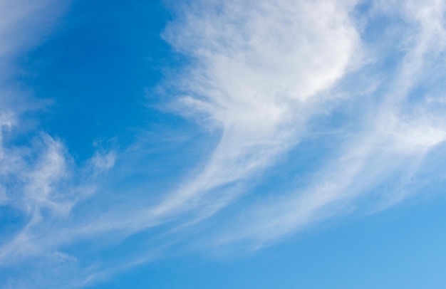 nuages ​​blancs dans le ciel bleu