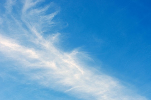 nuages ​​blancs dans le ciel bleu