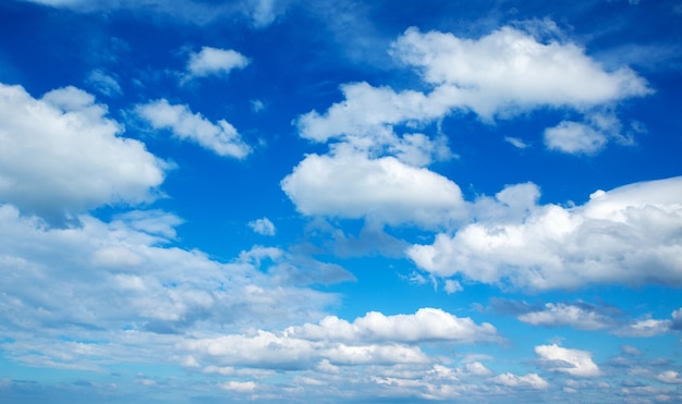 nuages ​​blancs dans le ciel bleu