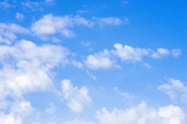 nuages ​​blancs dans le ciel bleu