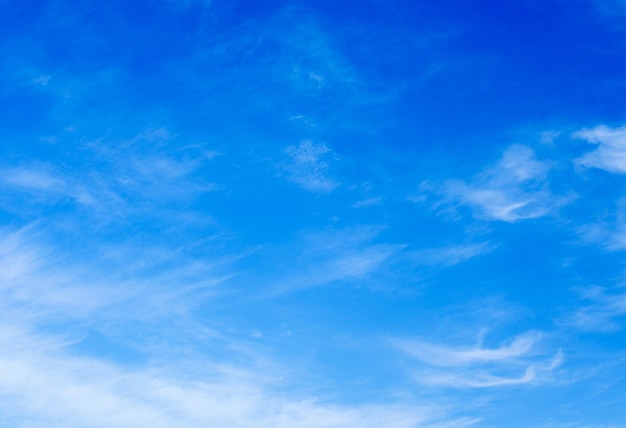 nuages ​​blancs dans le ciel bleu