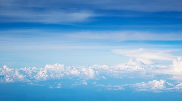 nuages ​​blancs dans le ciel bleu