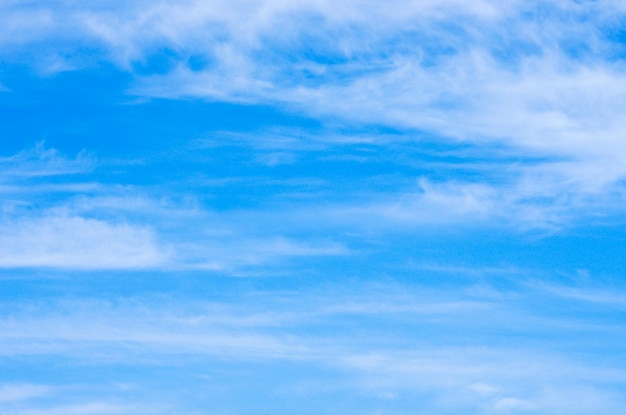 nuages ​​blancs dans le ciel bleu