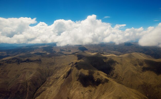 nuages ​​blancs dans le ciel bleu