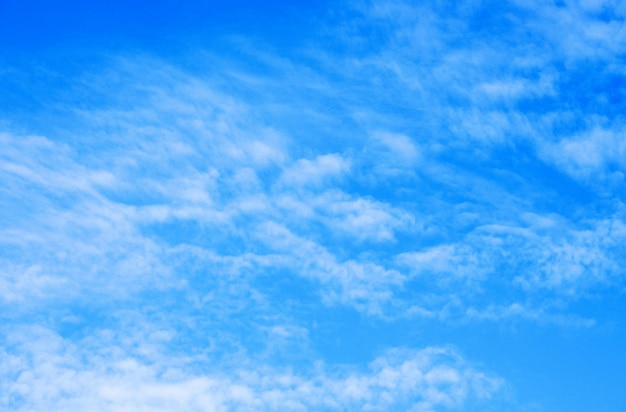 nuages ​​blancs dans le ciel bleu