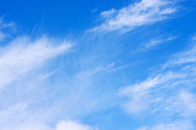 nuages ​​blancs dans le ciel bleu