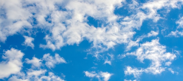 Nuages blancs dans le ciel bleu