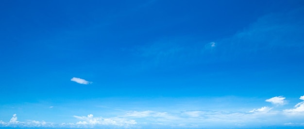 nuages ​​blancs dans le ciel bleu