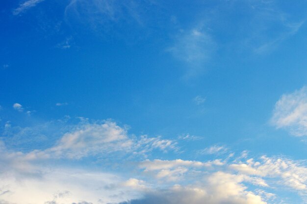 nuages ​​blancs dans le ciel bleu