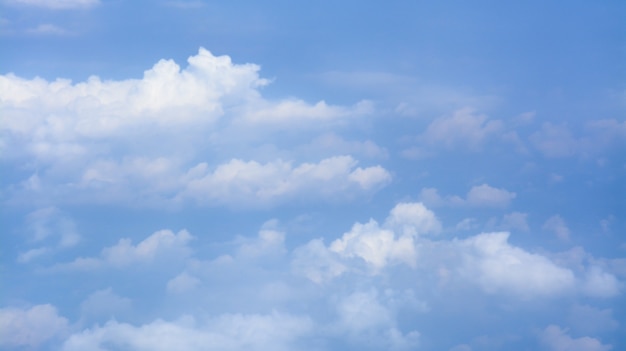 Nuages blancs dans le ciel bleu