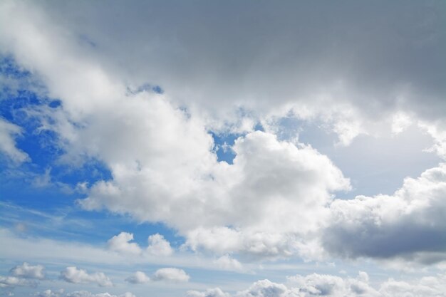 Nuages blancs dans le ciel bleu