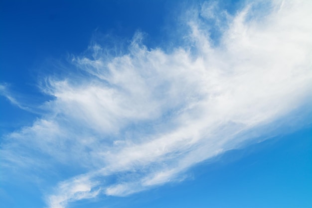 Nuages blancs dans le ciel bleu