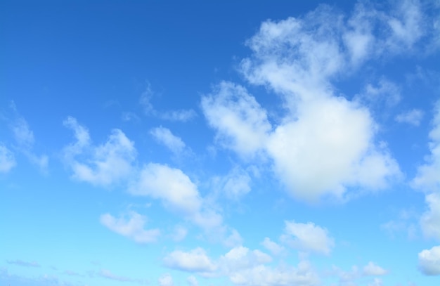 Nuages blancs dans le ciel bleu