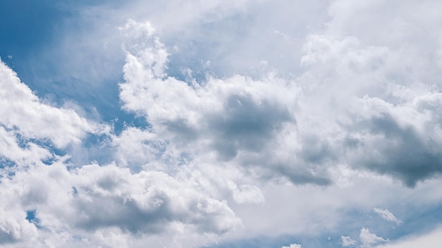 nuages ​​blancs dans le ciel bleu