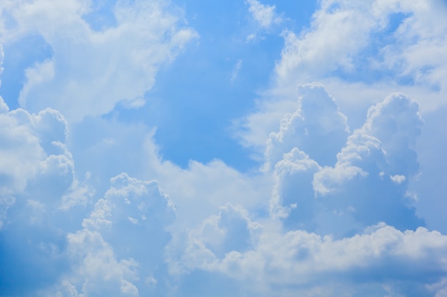 Nuages ​​blancs dans le ciel bleu