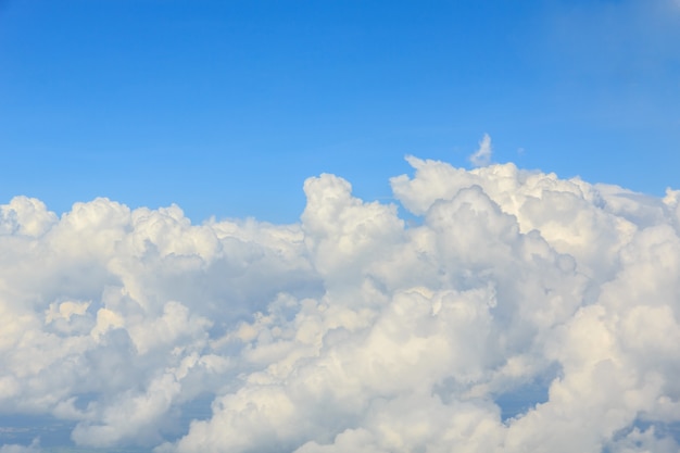 Nuages blancs dans le ciel bleu