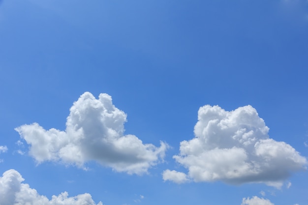 Nuages blancs dans le ciel bleu