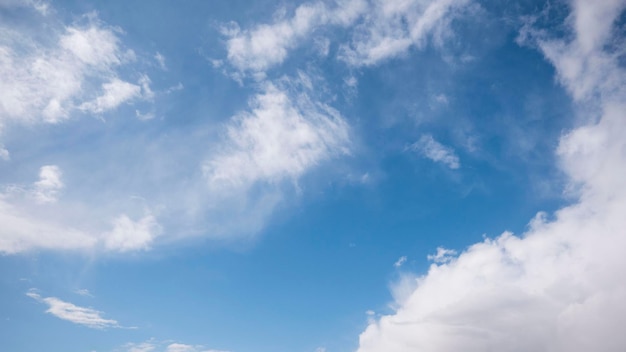 Des nuages ​​blancs dans le ciel bleu