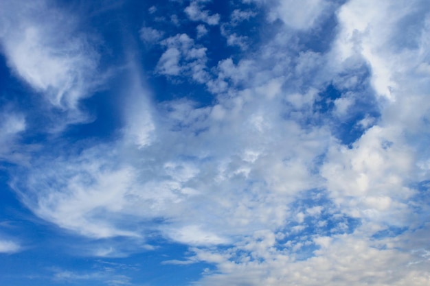 Des nuages ​​blancs dans le ciel bleu