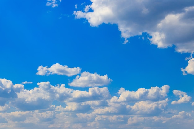 nuages ​​blancs dans le ciel bleu