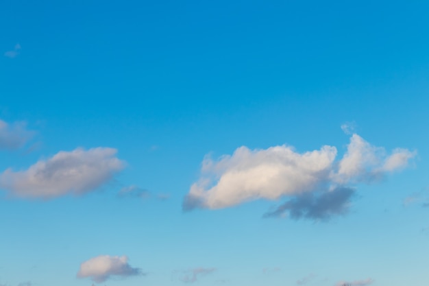 Nuages blancs dans le ciel bleu