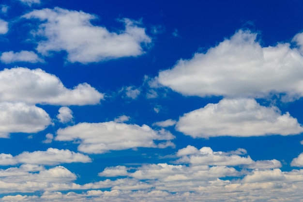 nuages ​​blancs dans le ciel bleu