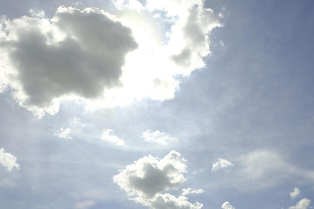 nuages ​​blancs dans le ciel bleu