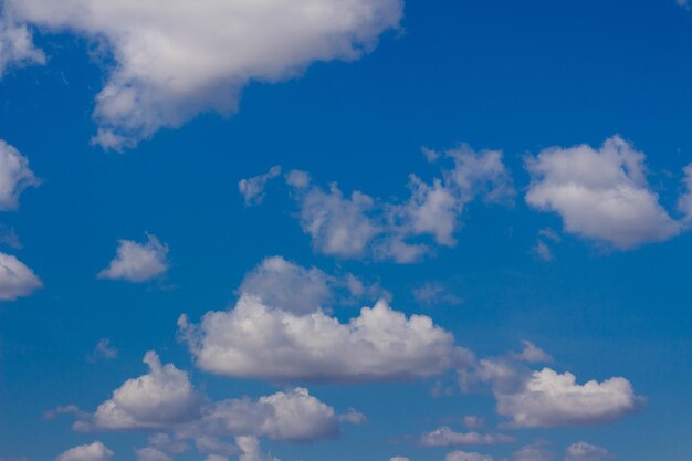 Nuages ​​blancs dans un ciel bleu