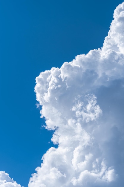 Nuages ​​blancs dans le ciel bleu.