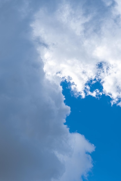 Nuages ​​blancs dans le ciel bleu.