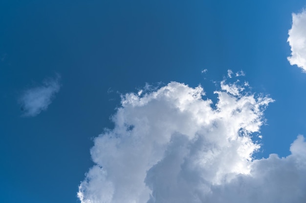 Nuages ​​blancs dans le ciel bleu.