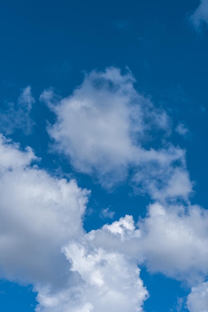 Nuages ​​blancs dans le ciel bleu.