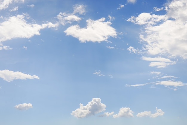 Nuages blancs dans le ciel bleu