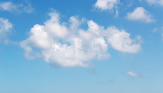 Nuages blancs dans le ciel