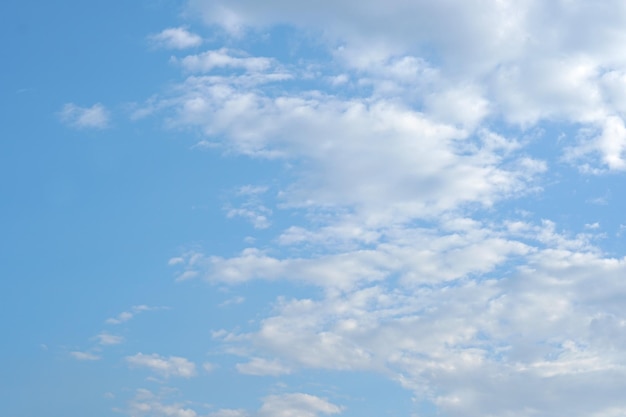 Nuages blancs dans le ciel