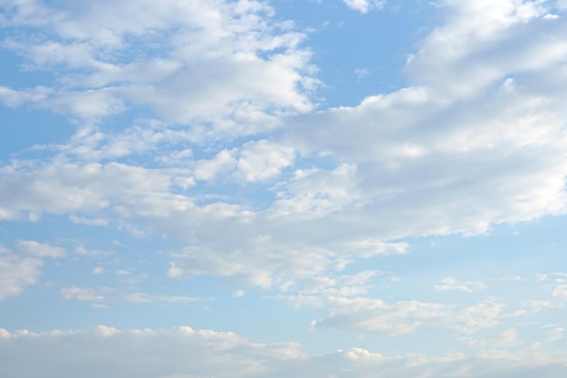 Nuages blancs dans le ciel