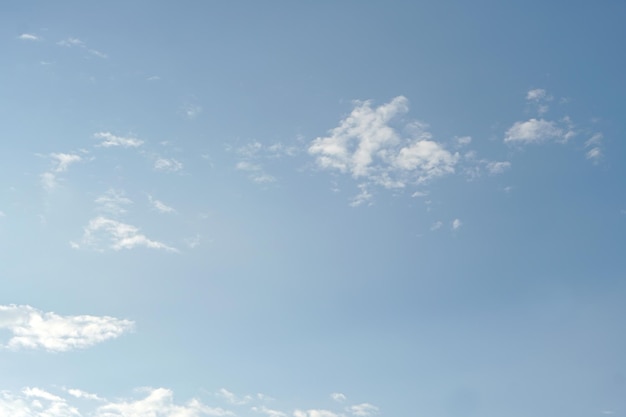 Nuages blancs dans le ciel