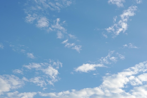 Nuages blancs dans le ciel