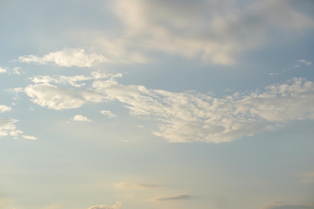 Nuages blancs dans le ciel