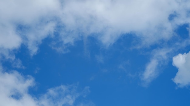 Nuages blancs dans le ciel