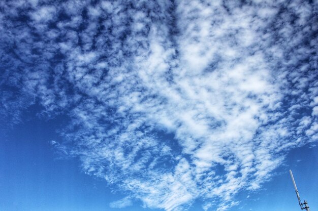 Nuages blancs dans le ciel