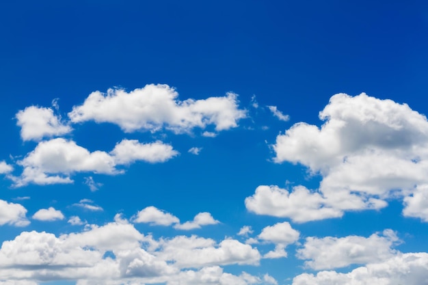 Nuages blancs dans la nature du ciel bleu sur fond de ciel