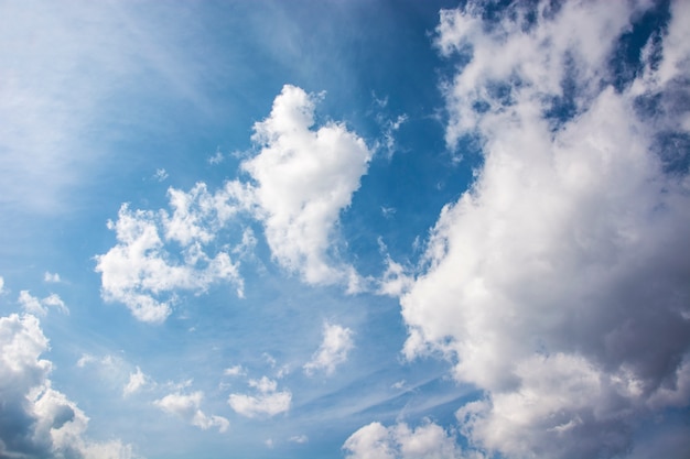 nuages ​​blancs duveteux dans le ciel bleu.